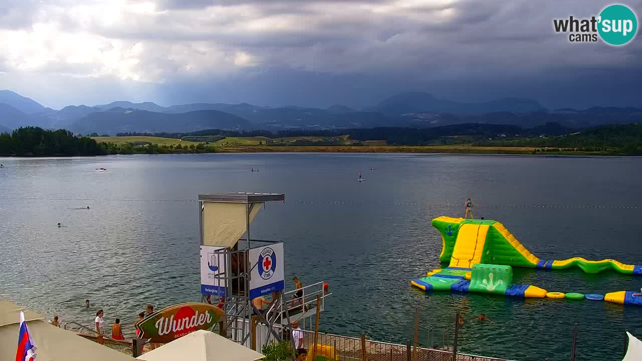 Spletna kamera Velenjsko jezero – Pogled v živo z Velenjske plaže