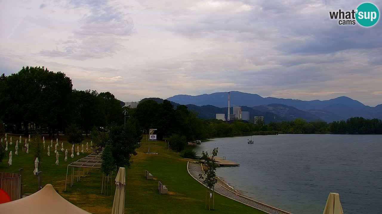 Spletna kamera Velenjsko jezero – Pogled v živo z Velenjske plaže
