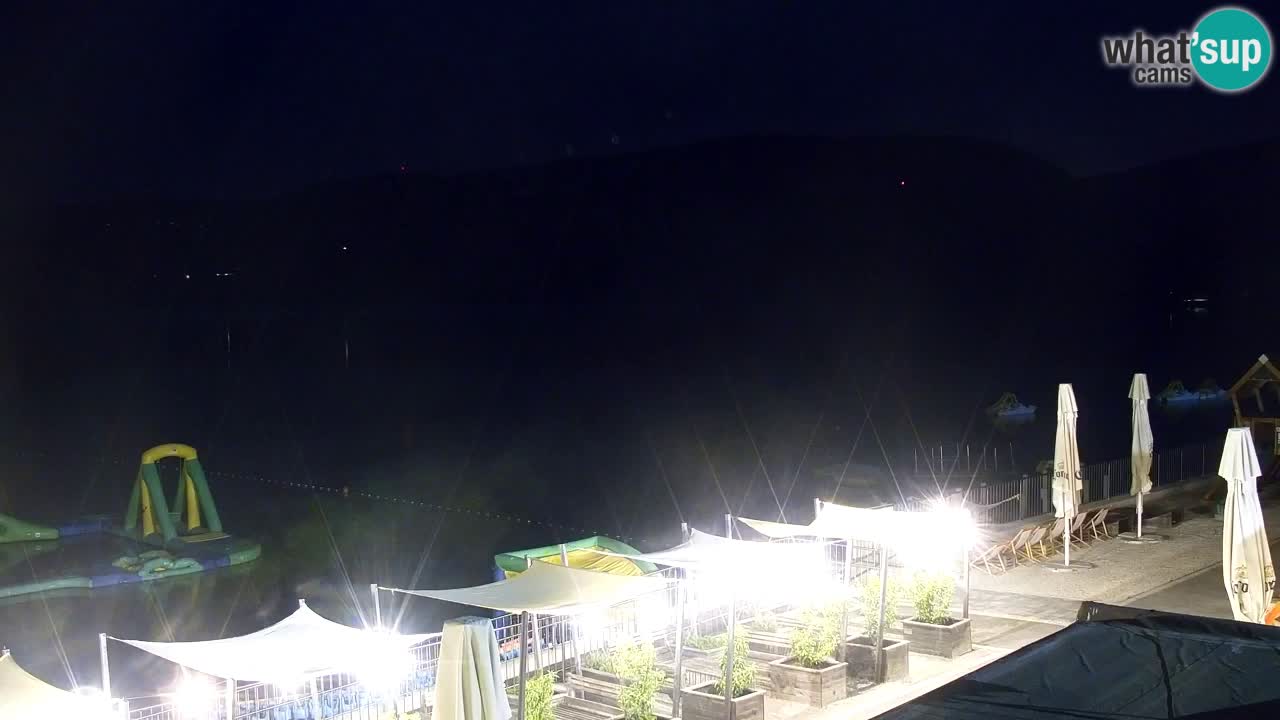 Spletna kamera Velenjsko jezero – Pogled v živo z Velenjske plaže
