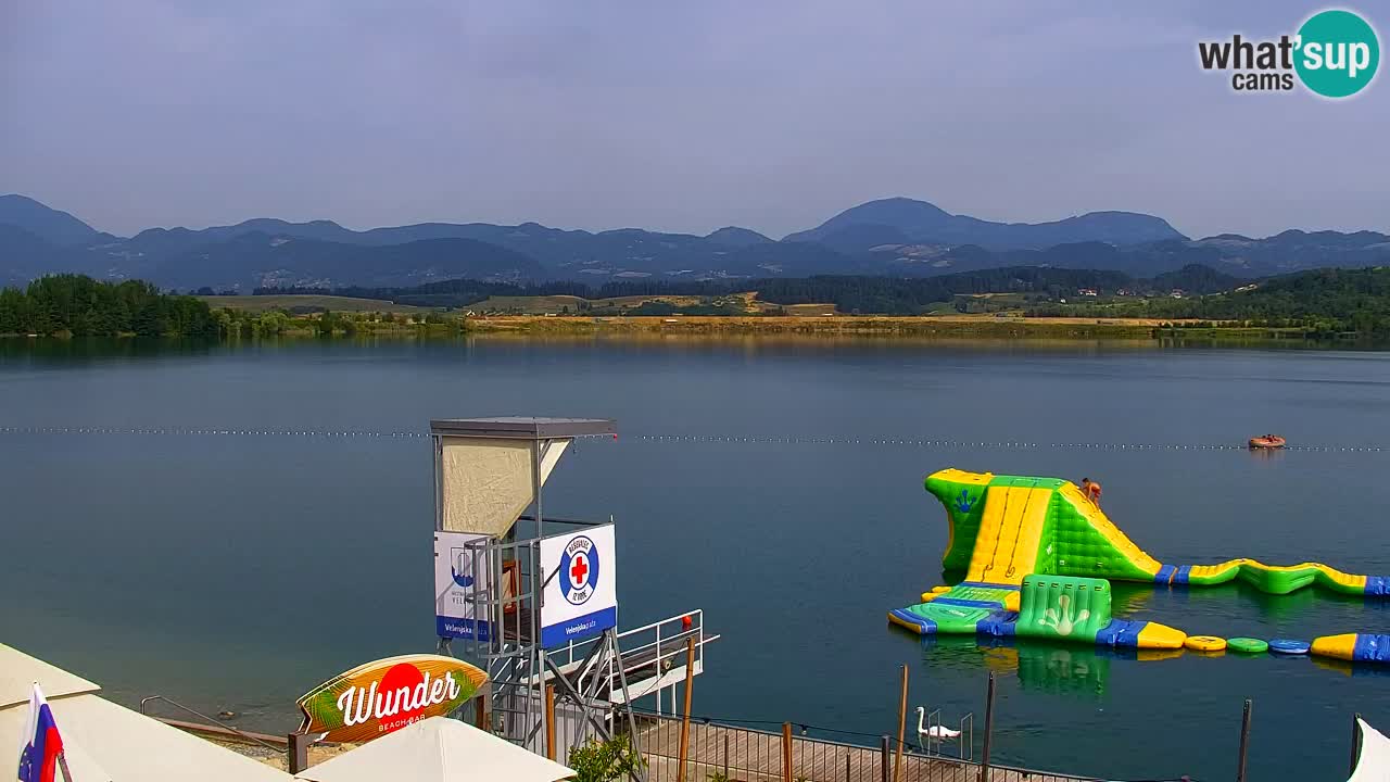 Spletna kamera Velenjsko jezero – Pogled v živo z Velenjske plaže