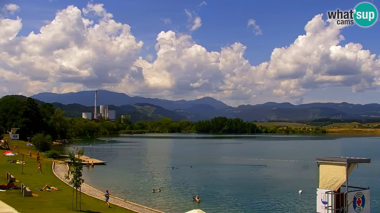 Spletna kamera Velenjsko jezero – Pogled v živo z Velenjske plaže