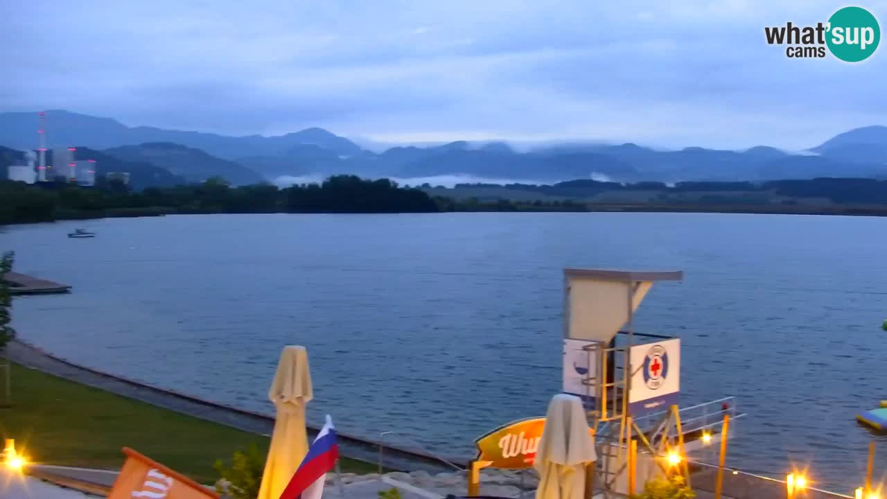 Spletna kamera Velenjsko jezero – Pogled v živo z Velenjske plaže
