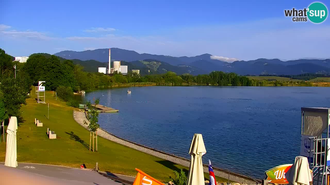 Spletna kamera Velenjsko jezero – Pogled v živo z Velenjske plaže