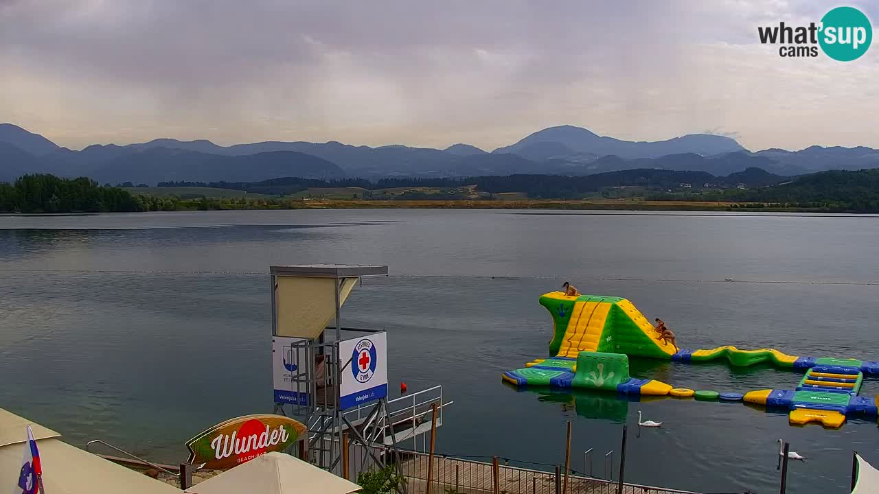 Spletna kamera Velenjsko jezero – Pogled v živo z Velenjske plaže