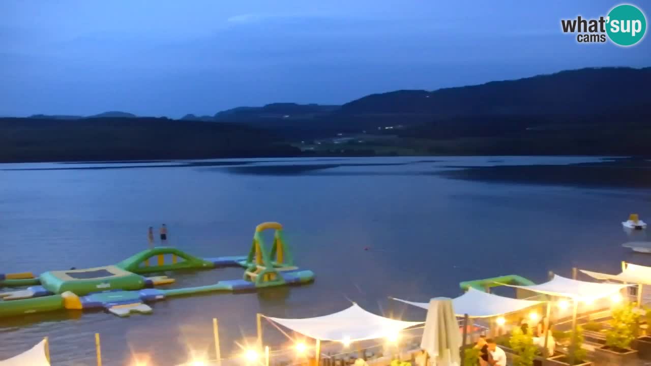 Spletna kamera Velenjsko jezero – Pogled v živo z Velenjske plaže