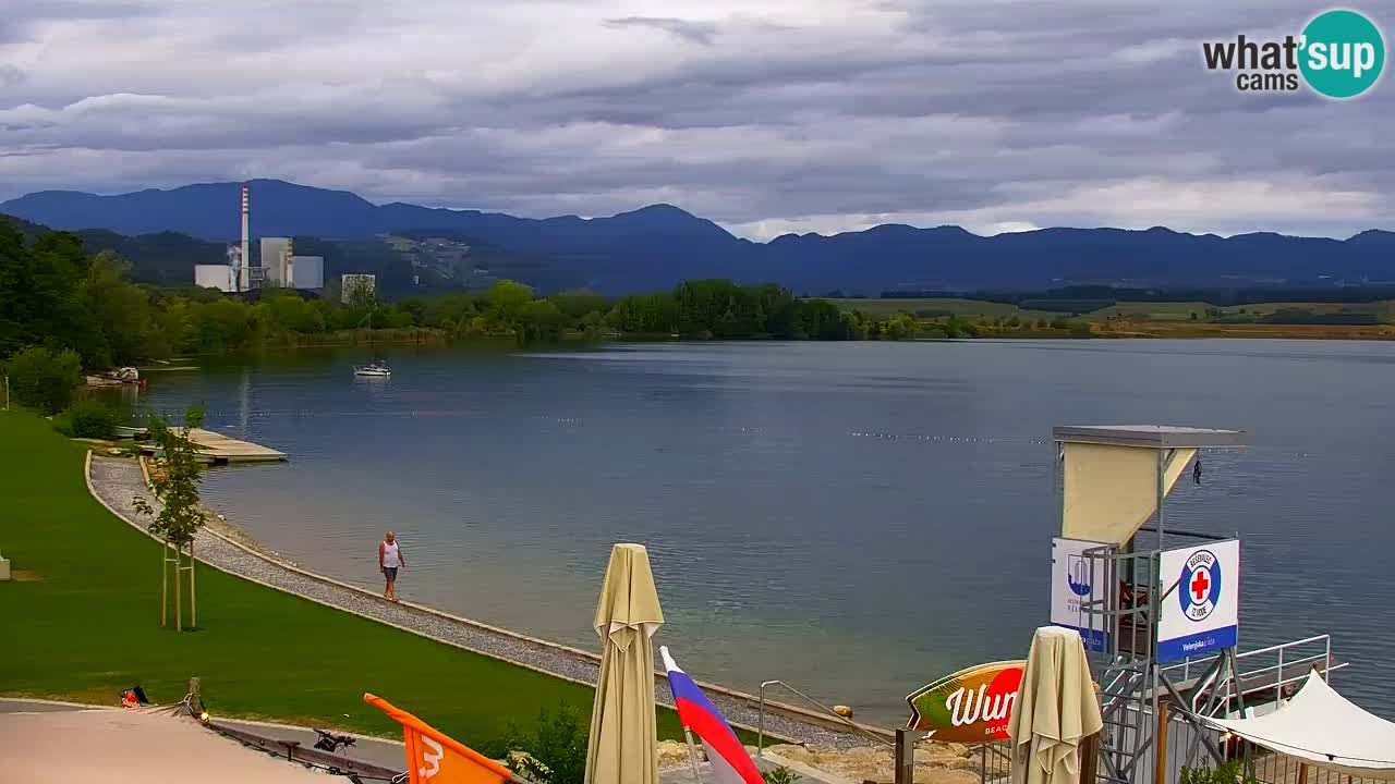 Spletna kamera Velenjsko jezero – Pogled v živo z Velenjske plaže