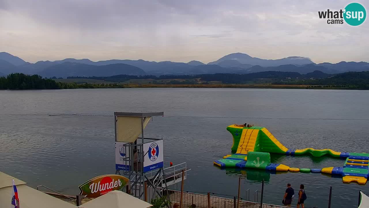 Spletna kamera Velenjsko jezero – Pogled v živo z Velenjske plaže