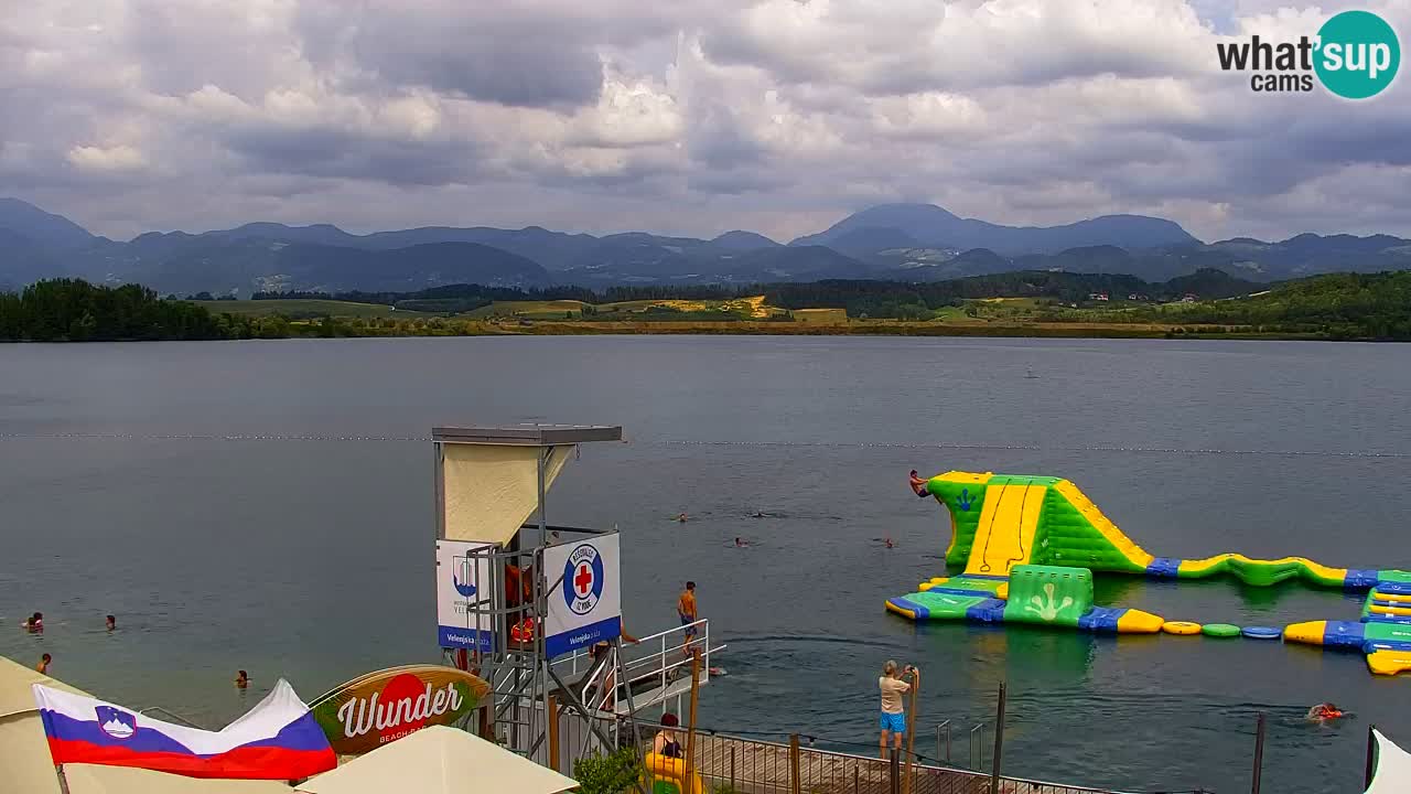 Spletna kamera Velenjsko jezero – Pogled v živo z Velenjske plaže