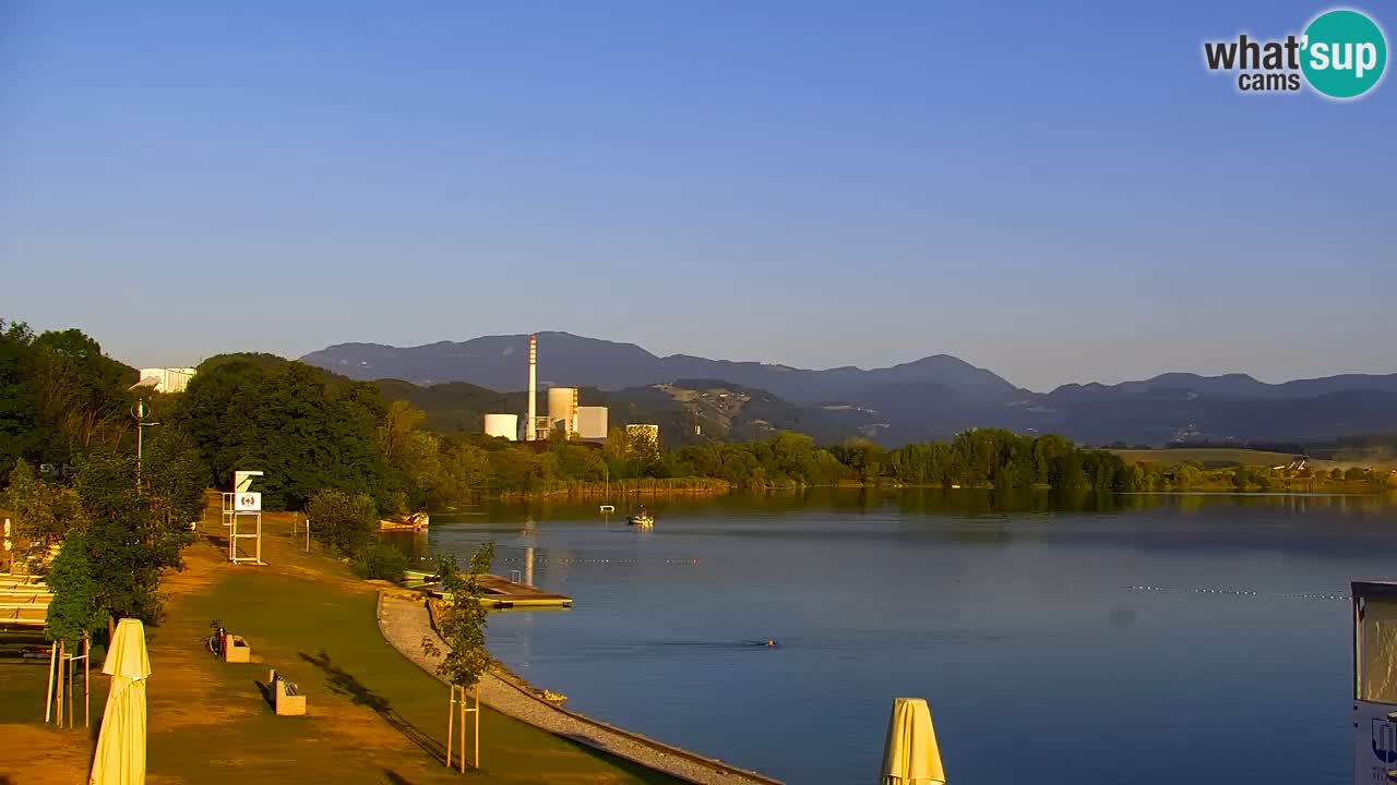 Spletna kamera Velenjsko jezero – Pogled v živo z Velenjske plaže