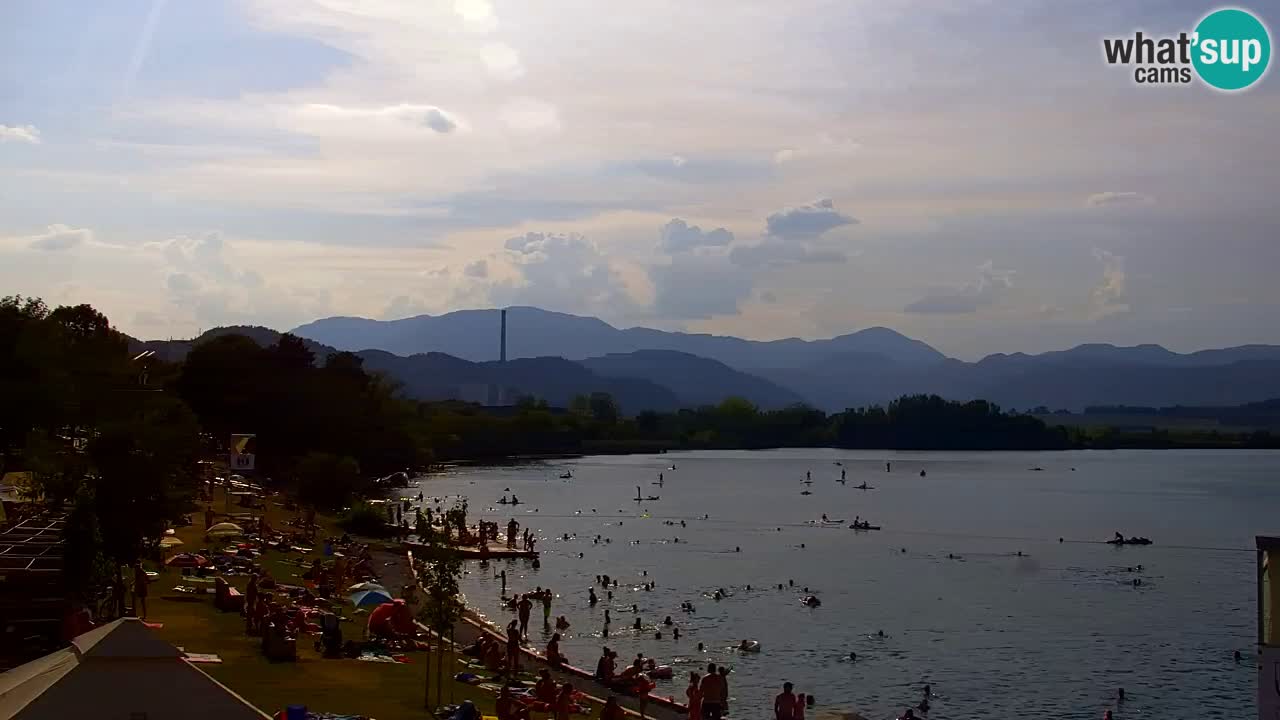 Spletna kamera Velenjsko jezero – Pogled v živo z Velenjske plaže