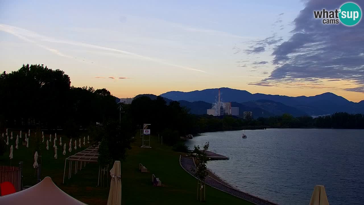 Spletna kamera Velenjsko jezero – Pogled v živo z Velenjske plaže