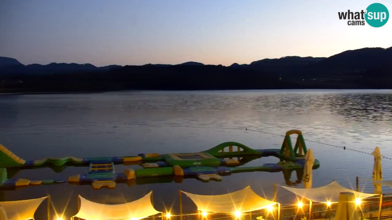 Spletna kamera Velenjsko jezero – Pogled v živo z Velenjske plaže