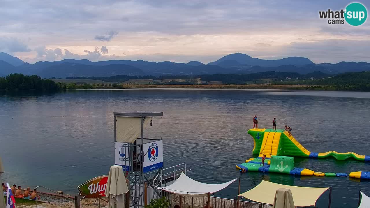 Spletna kamera Velenjsko jezero – Pogled v živo z Velenjske plaže
