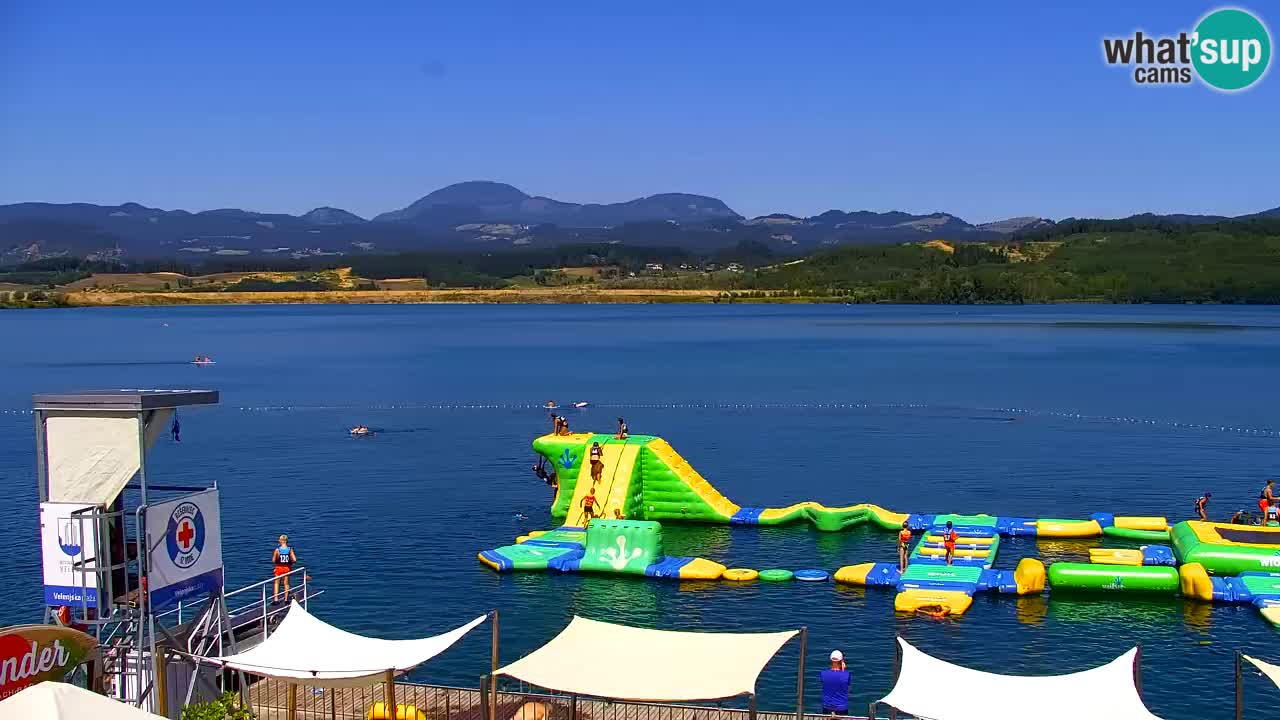 Spletna kamera Velenjsko jezero – Pogled v živo z Velenjske plaže