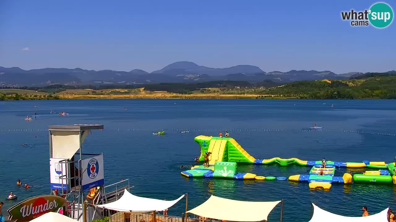 Spletna kamera Velenjsko jezero – Pogled v živo z Velenjske plaže