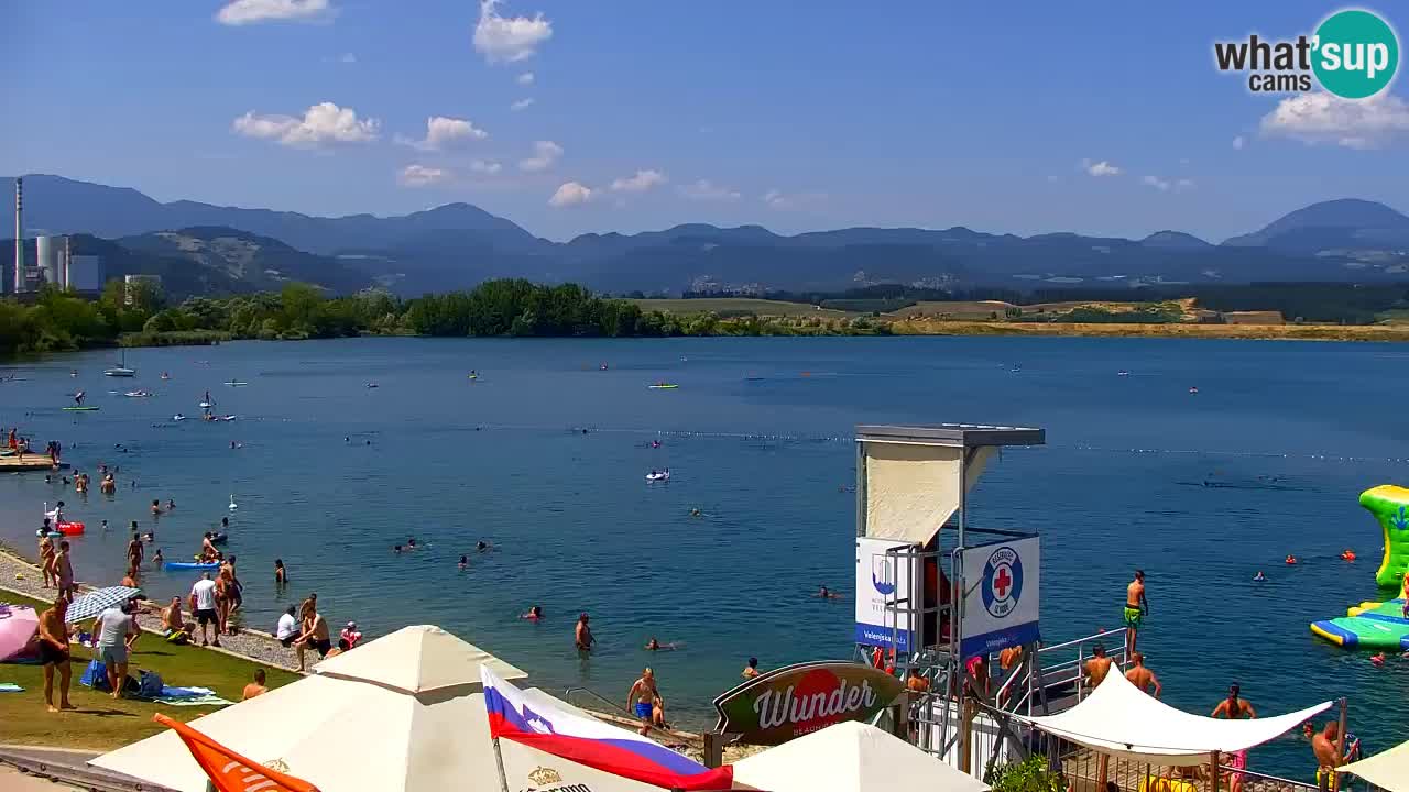 Spletna kamera Velenjsko jezero – Pogled v živo z Velenjske plaže