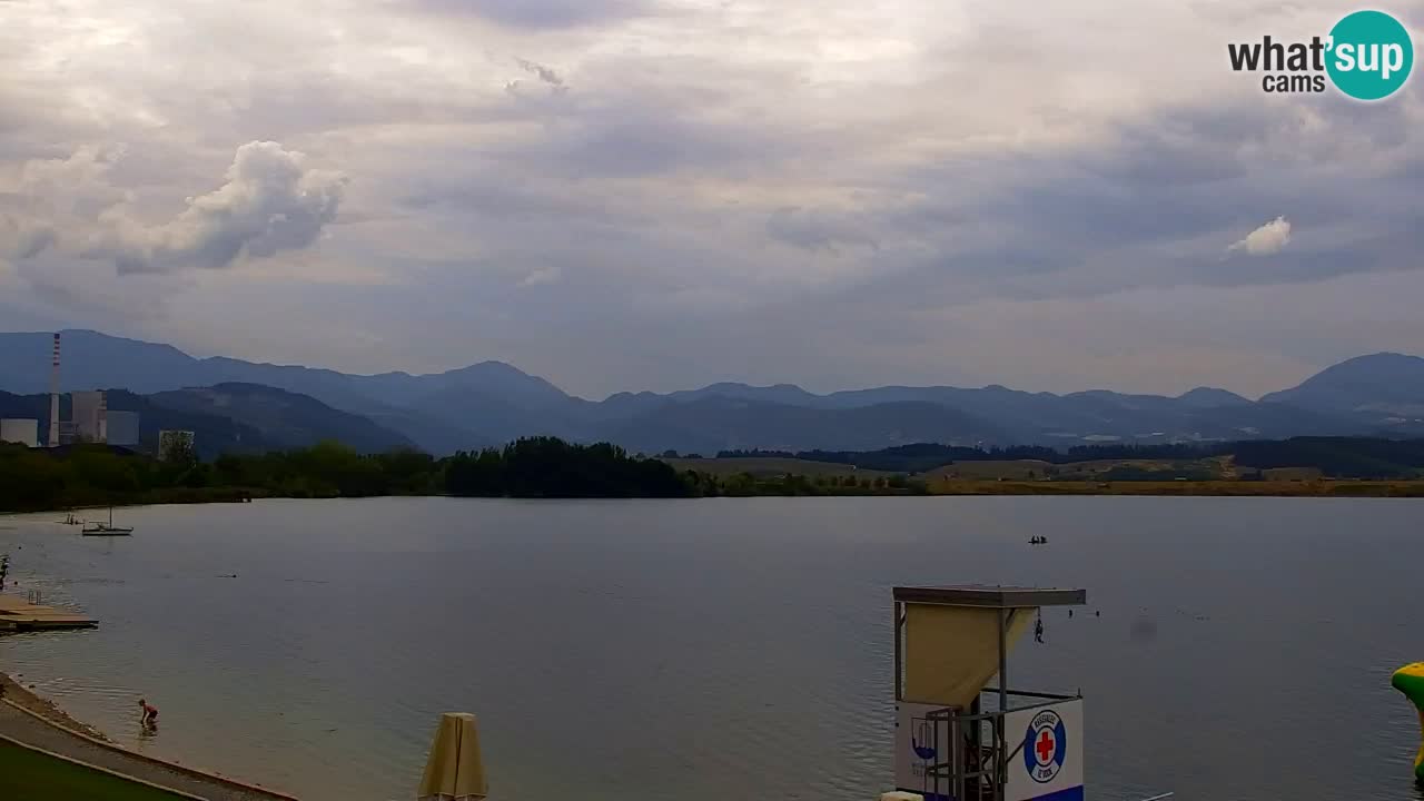 Spletna kamera Velenjsko jezero – Pogled v živo z Velenjske plaže
