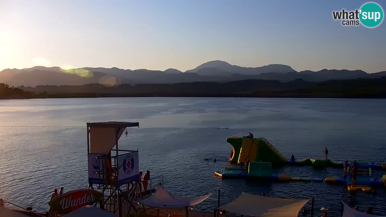 Spletna kamera Velenjsko jezero – Pogled v živo z Velenjske plaže