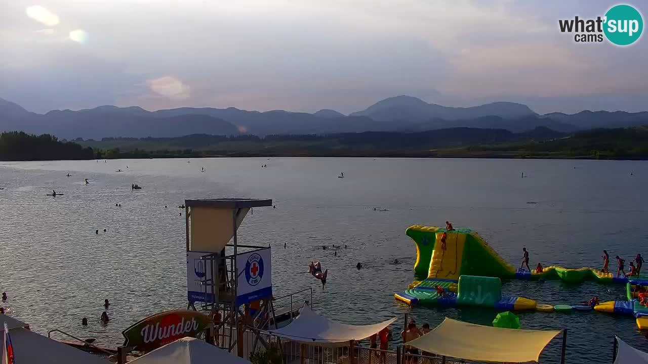 Spletna kamera Velenjsko jezero – Pogled v živo z Velenjske plaže