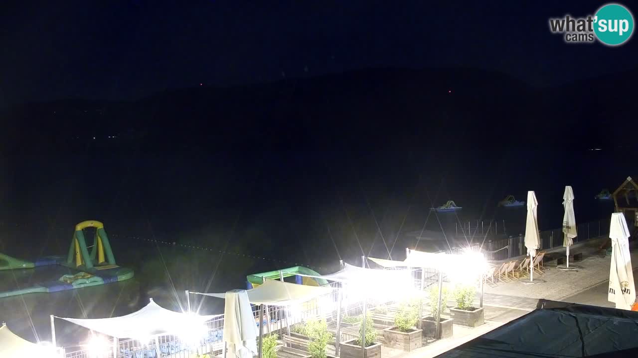 Spletna kamera Velenjsko jezero – Pogled v živo z Velenjske plaže