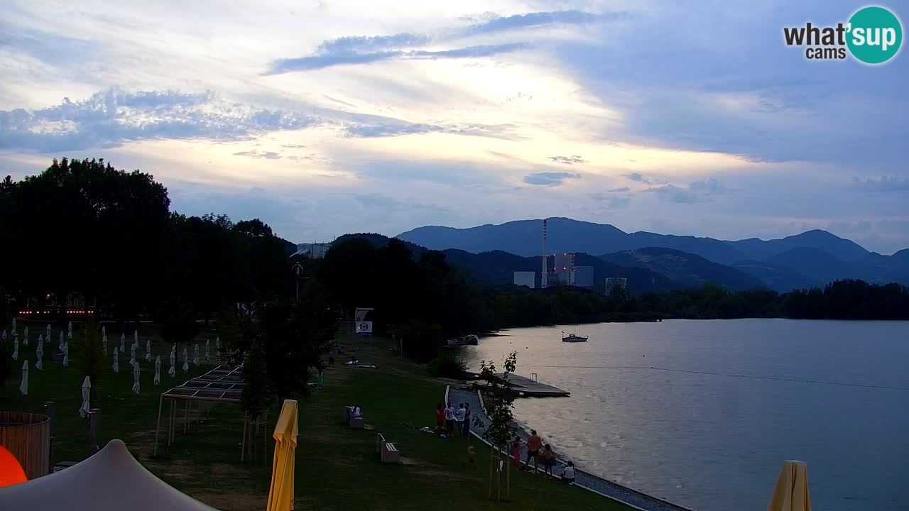 Spletna kamera Velenjsko jezero – Pogled v živo z Velenjske plaže
