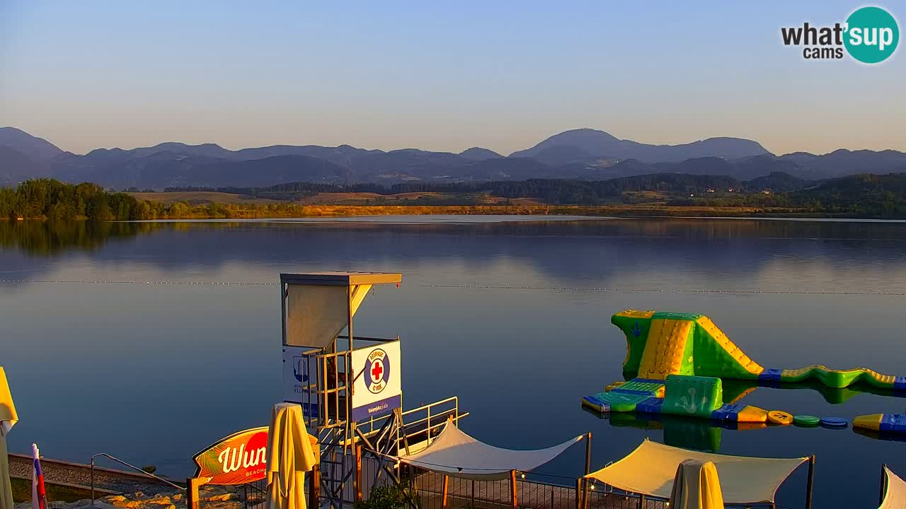 Spletna kamera Velenjsko jezero – Pogled v živo z Velenjske plaže