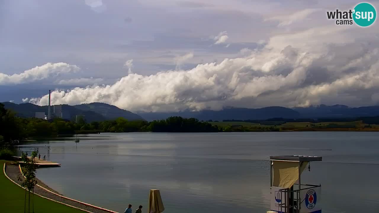 Spletna kamera Velenjsko jezero – Pogled v živo z Velenjske plaže