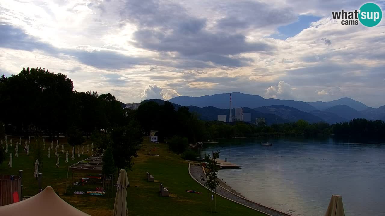 Spletna kamera Velenjsko jezero – Pogled v živo z Velenjske plaže