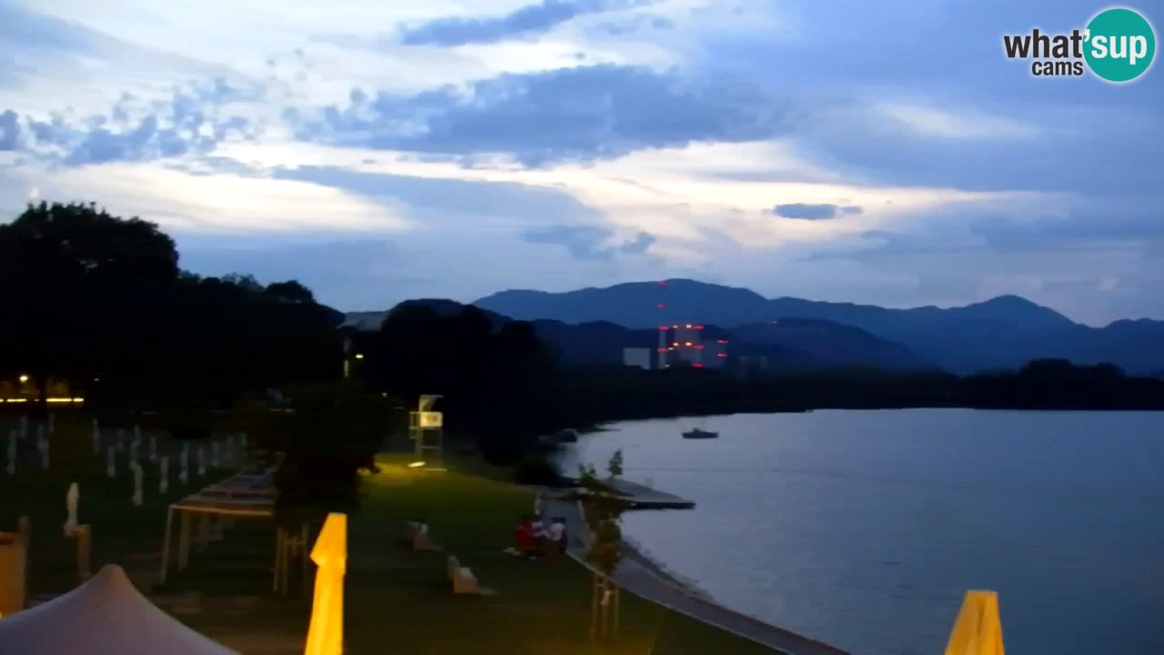 Spletna kamera Velenjsko jezero – Pogled v živo z Velenjske plaže