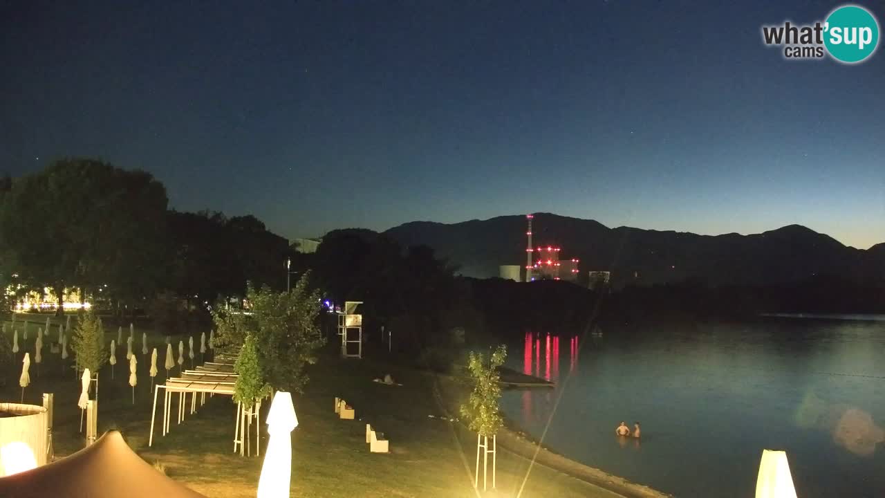 Spletna kamera Velenjsko jezero – Pogled v živo z Velenjske plaže