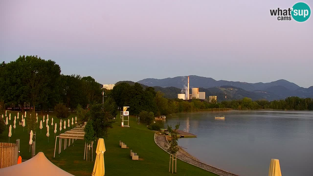 Spletna kamera Velenjsko jezero – Pogled v živo z Velenjske plaže