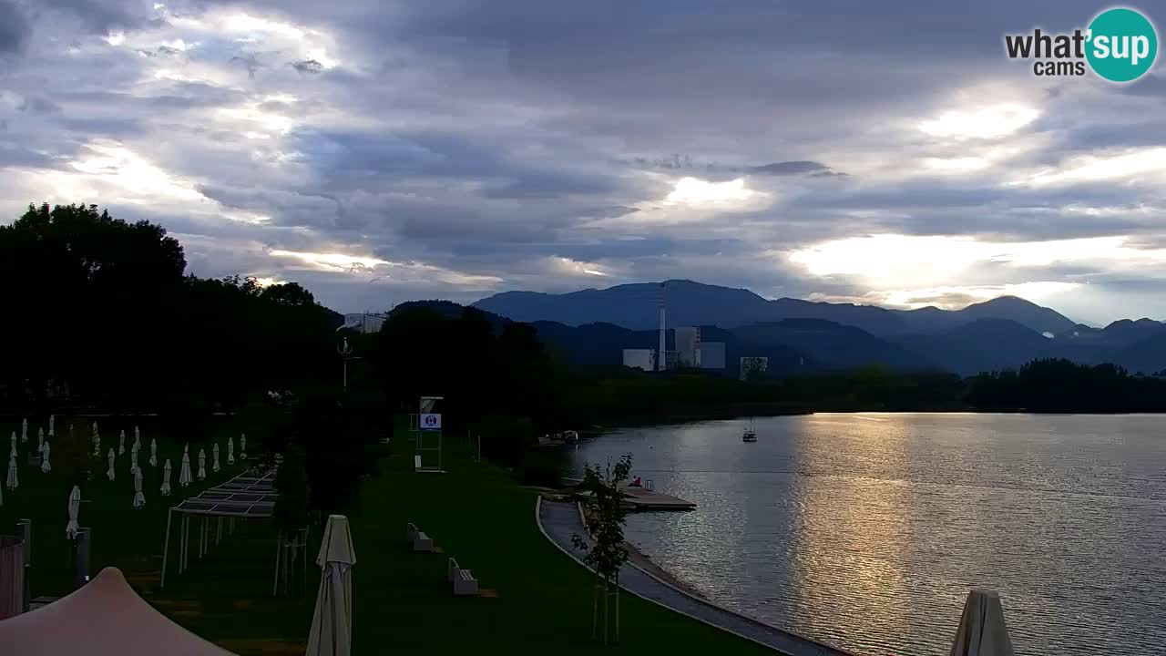Spletna kamera Velenjsko jezero – Pogled v živo z Velenjske plaže