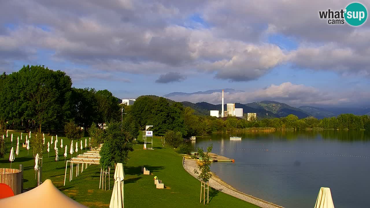 Spletna kamera Velenjsko jezero – Pogled v živo z Velenjske plaže