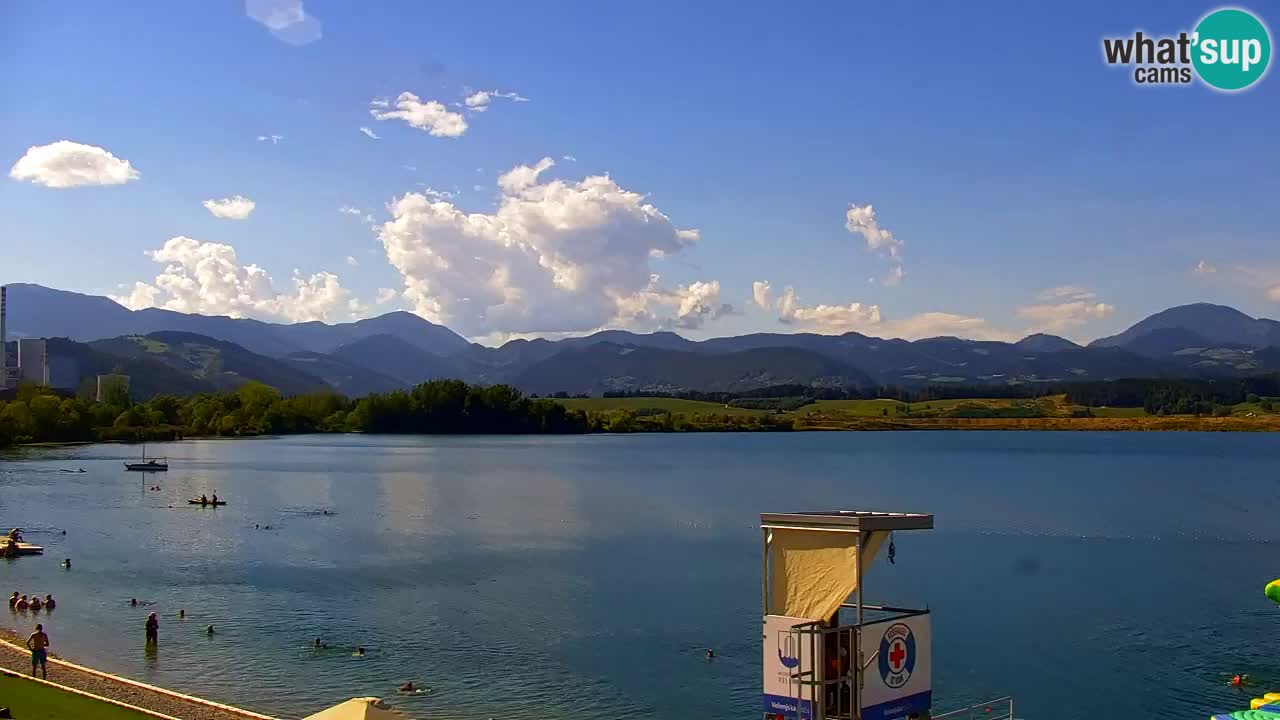 Spletna kamera Velenjsko jezero – Pogled v živo z Velenjske plaže