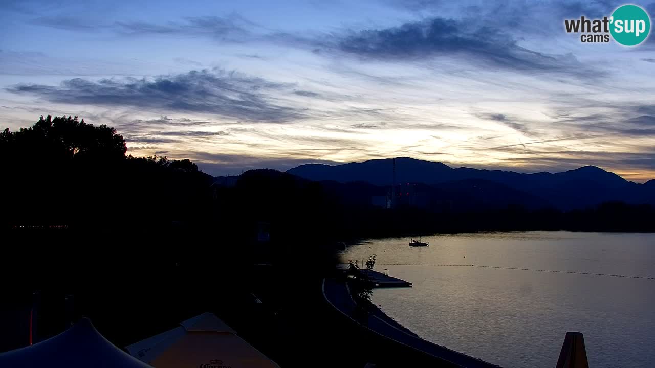 Spletna kamera Velenjsko jezero – Pogled v živo z Velenjske plaže