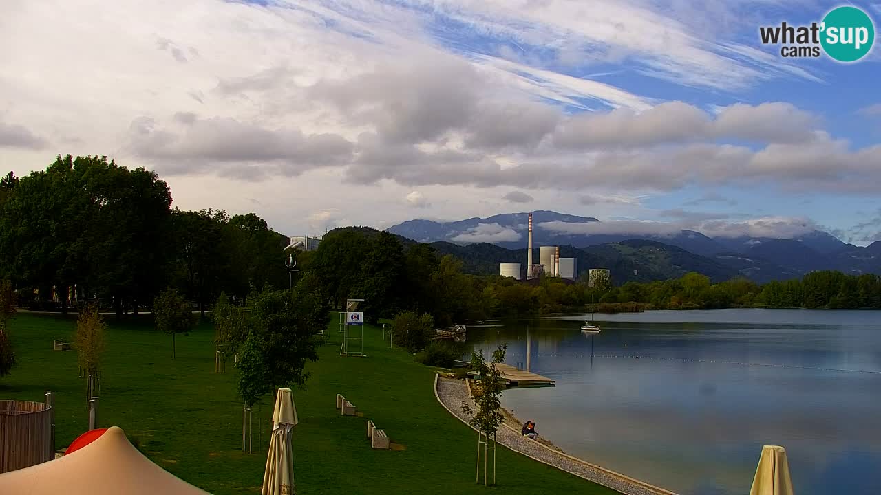 Spletna kamera Velenjsko jezero – Pogled v živo z Velenjske plaže