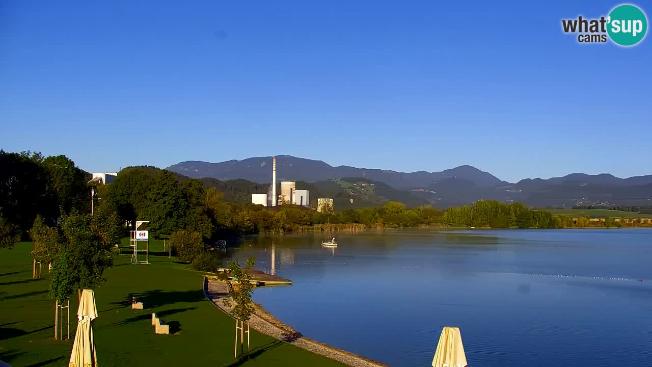 Spletna kamera Velenjsko jezero – Pogled v živo z Velenjske plaže
