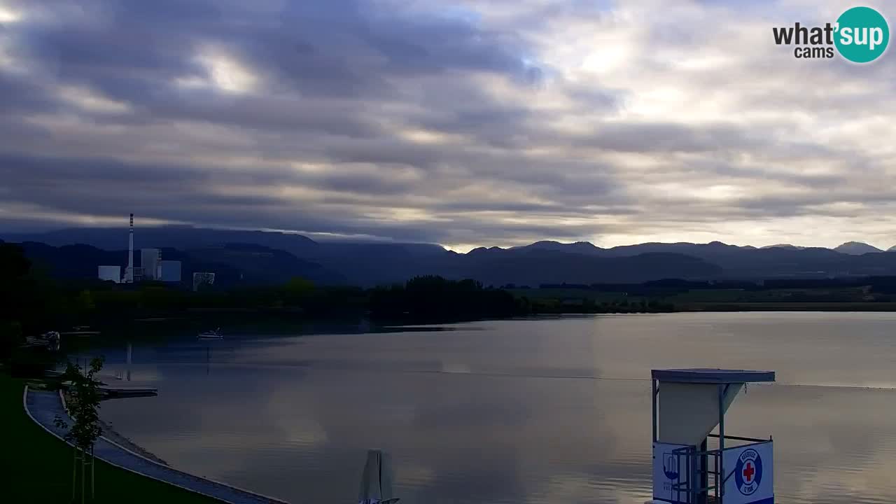 Spletna kamera Velenjsko jezero – Pogled v živo z Velenjske plaže