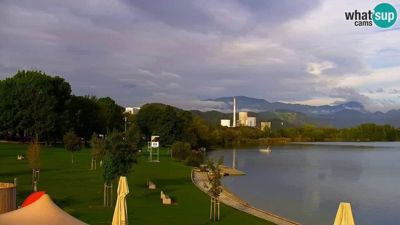Spletna kamera Velenjsko jezero – Pogled v živo z Velenjske plaže