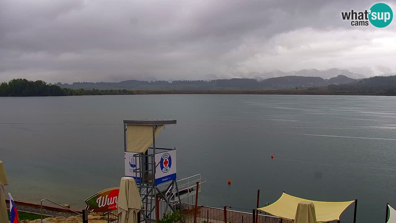 Spletna kamera Velenjsko jezero – Pogled v živo z Velenjske plaže