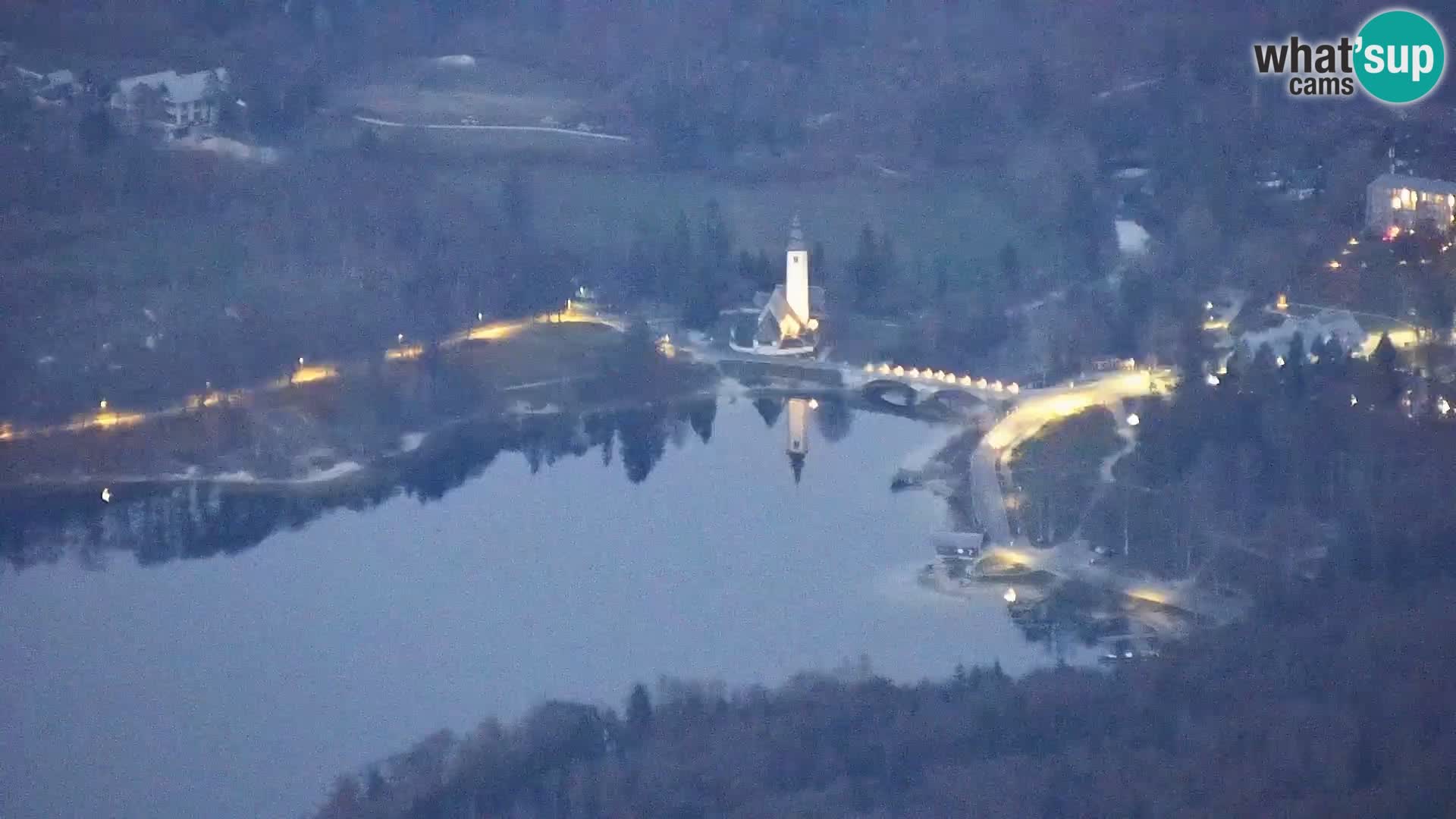 Spletna kamera Bohinj jezero in na Triglav – pogled s smučišča Vogel