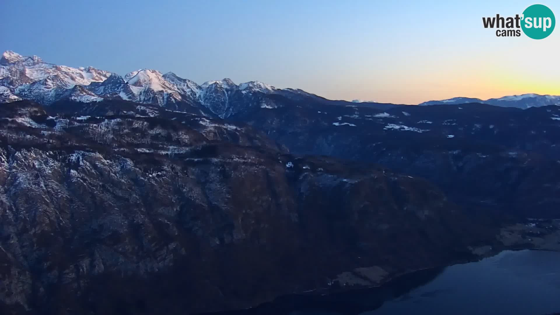 Spletna kamera Bohinj jezero in na Triglav – pogled s smučišča Vogel