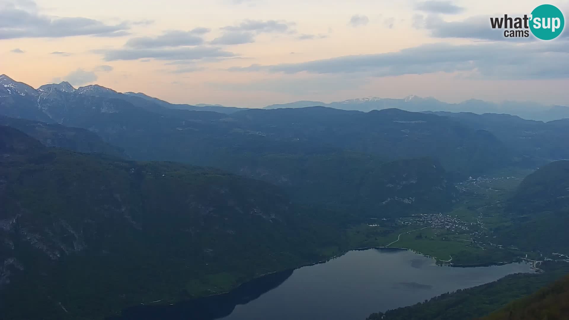 Spletna kamera Bohinj jezero in na Triglav – pogled s smučišča Vogel