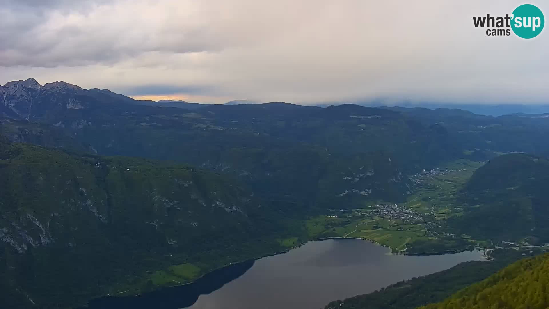 Web kamera Bohinjsko jezero i Triglav – pogled sa skijališta Vogel