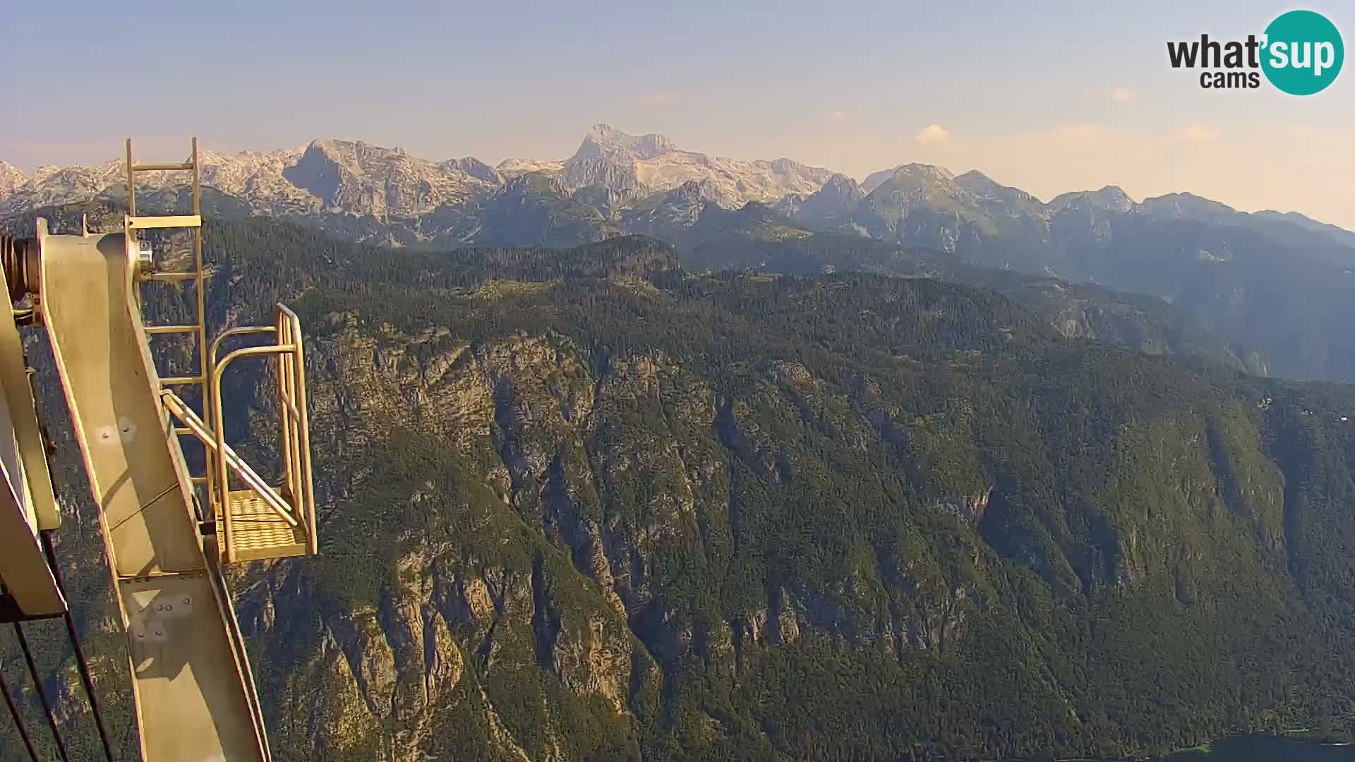 Spletna kamera Bohinj jezero in na Triglav – pogled s smučišča Vogel