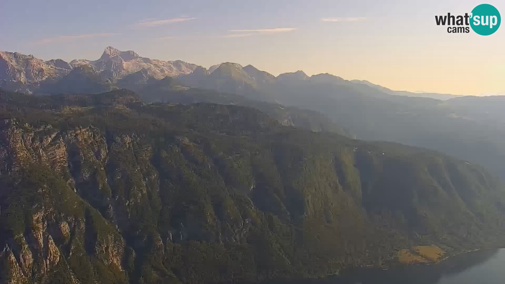 Spletna kamera Bohinj jezero in na Triglav – pogled s smučišča Vogel