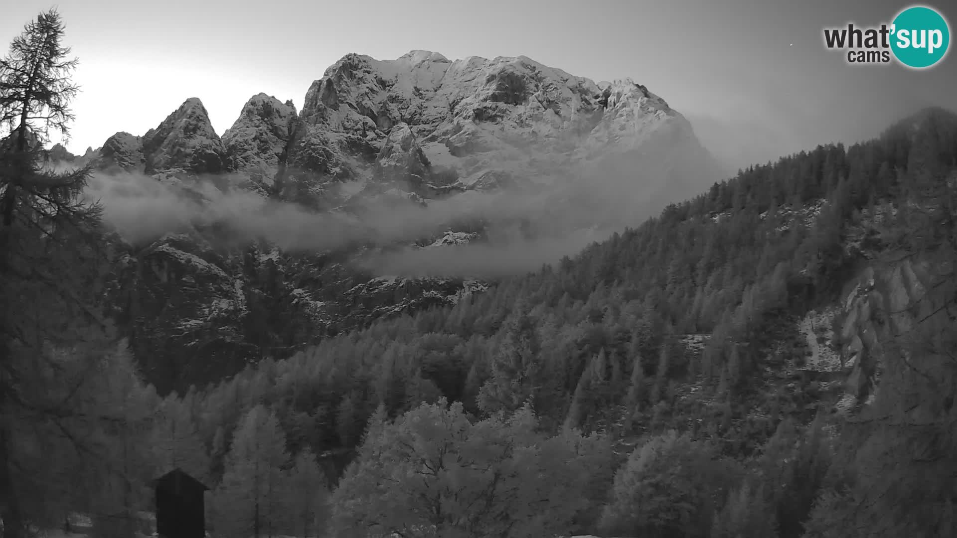 Vršič LIVE webcam casa Erjavčeva – vista sul PRISOJNIK – Slovenia