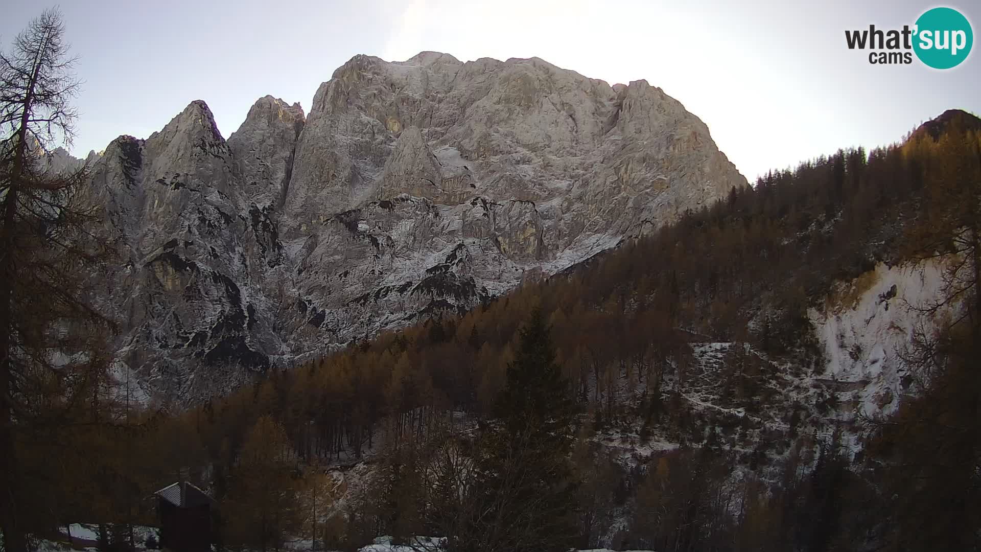 Vršič LIVE webcam Erjavčeva house – view to PRISOJNIK – Slovenia