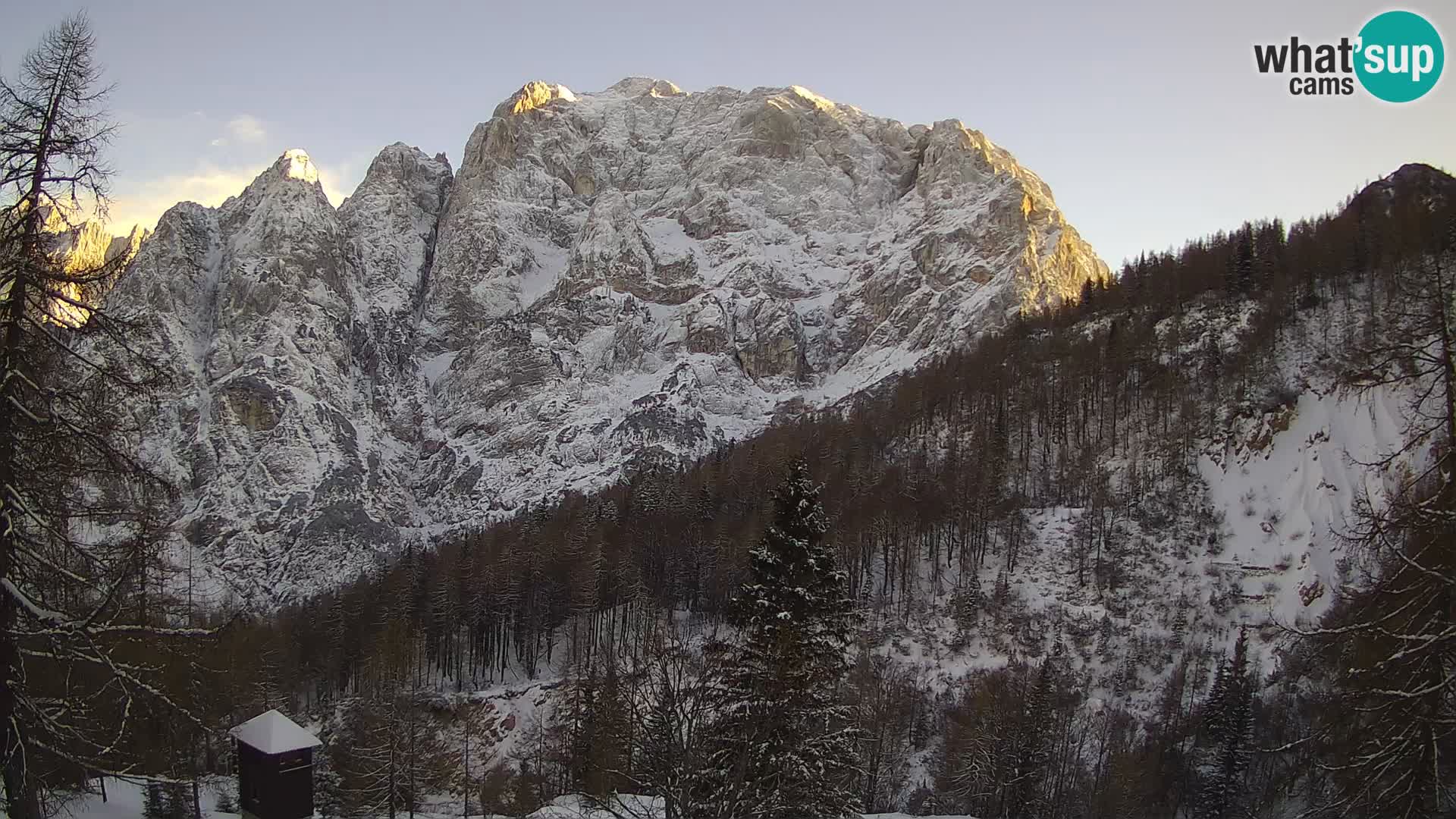 Vršič spletna kamera Erjavčeva hiša – pogled na PRISOJNIK