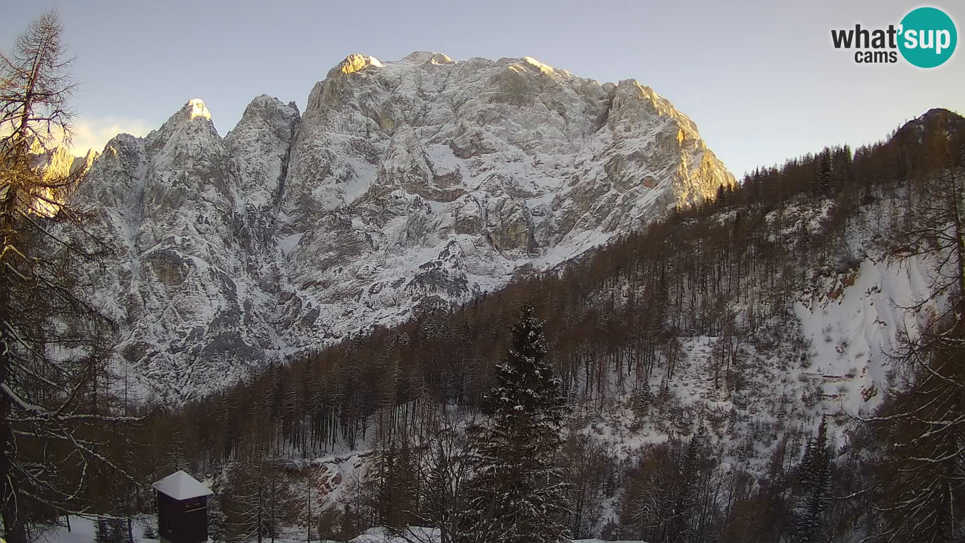 Vršič LIVE webcam casa Erjavčeva – vista sul PRISOJNIK – Slovenia